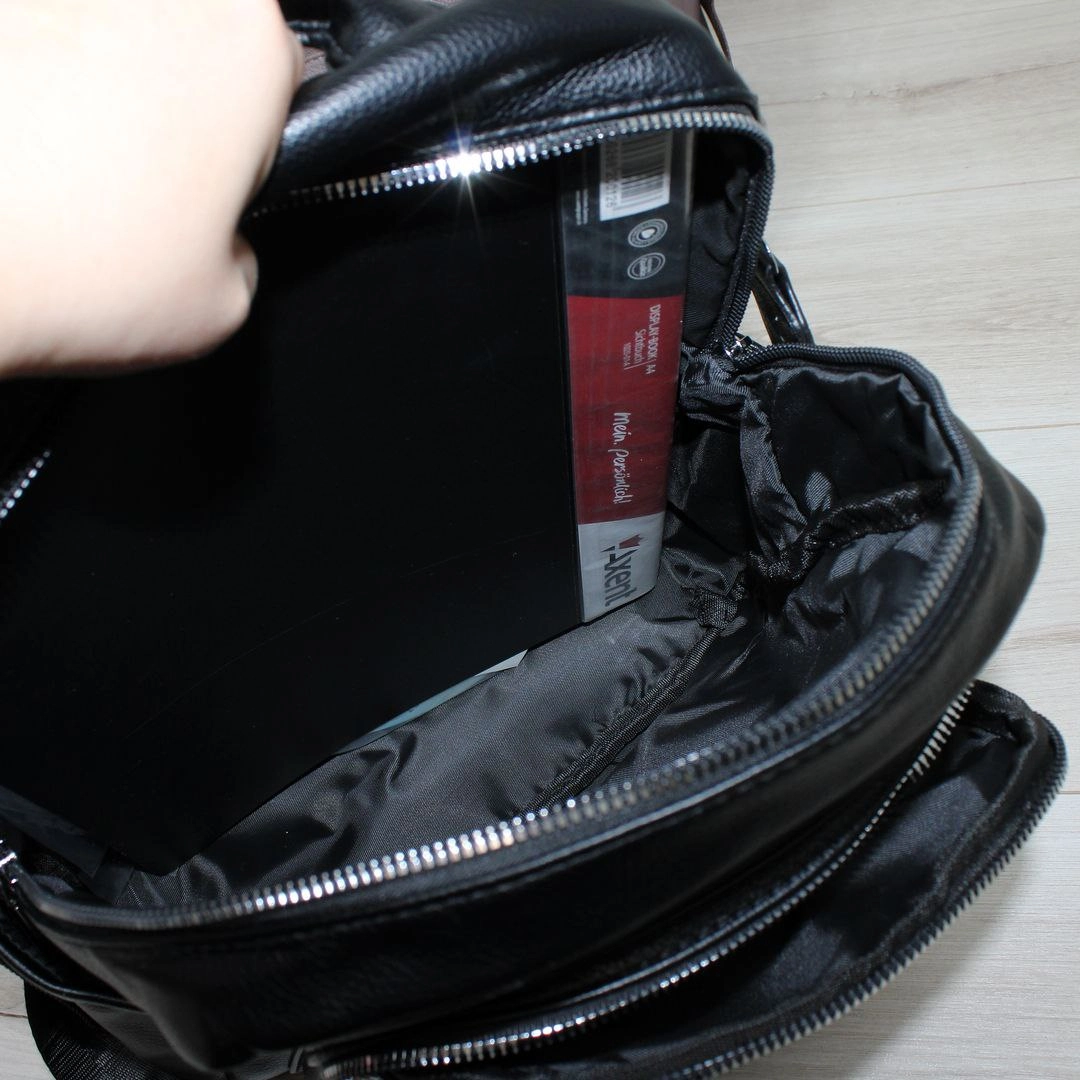 Жіноча сумка-рюкзак чорна для роботи з еко-шкіри з відділенням А4